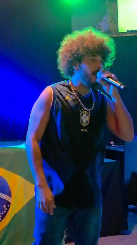 Cantor gonçalense Chavão DG lança "Baila!" em homenagem a Vini Jr. durante o evento Bailinho Black