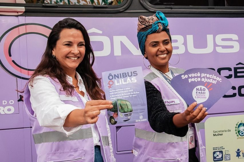 Ônibus Lilás promove dia de acolhimento e oferece serviços gratuitos para mulheres na Praça Marechal Floriano Peixoto em Itaboraí